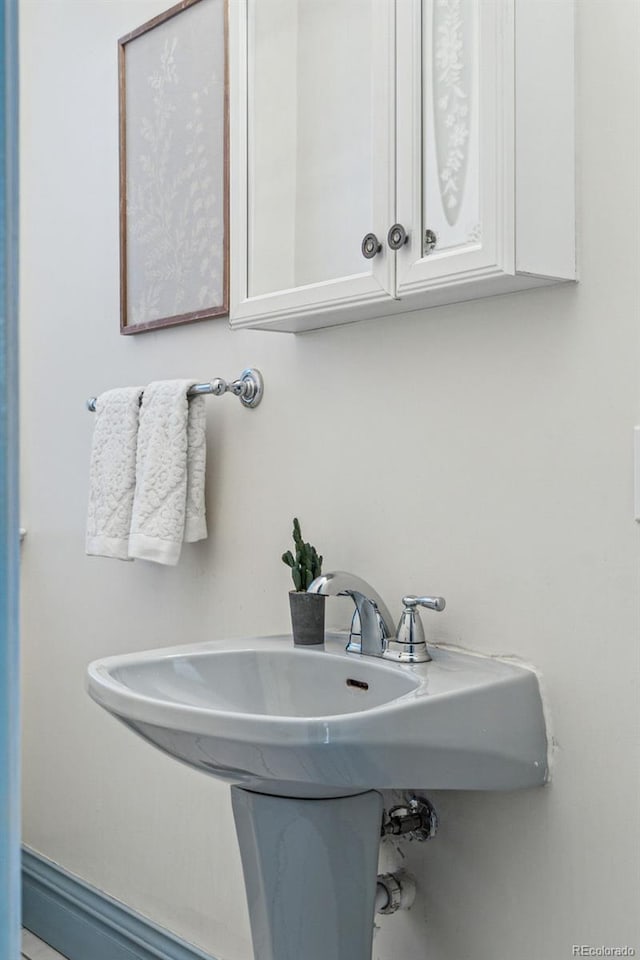 bathroom featuring sink