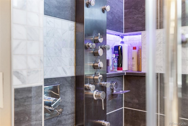 bathroom featuring tiled shower