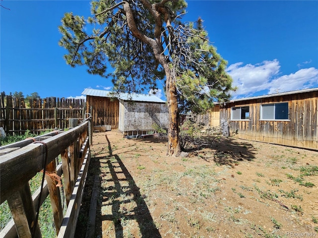 view of yard with an outdoor structure