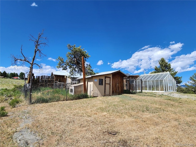 view of yard with an outdoor structure