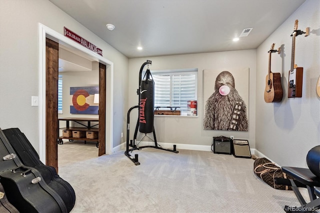 workout area featuring a wealth of natural light, carpet flooring, visible vents, and baseboards