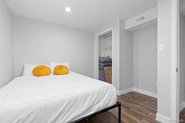 bedroom with baseboards, visible vents, recessed lighting, and dark wood-style floors