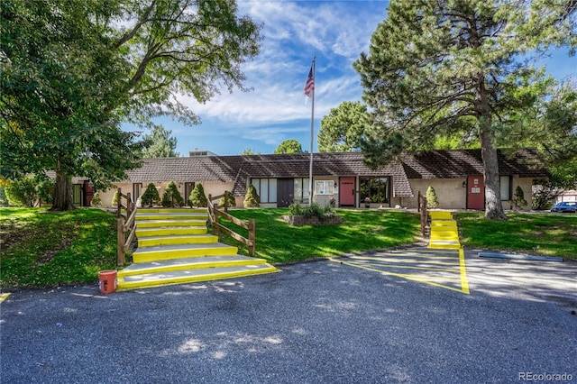 view of front of home featuring a front yard