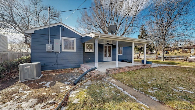 view of front of home featuring central AC, a front lawn, ceiling fan, and a patio area