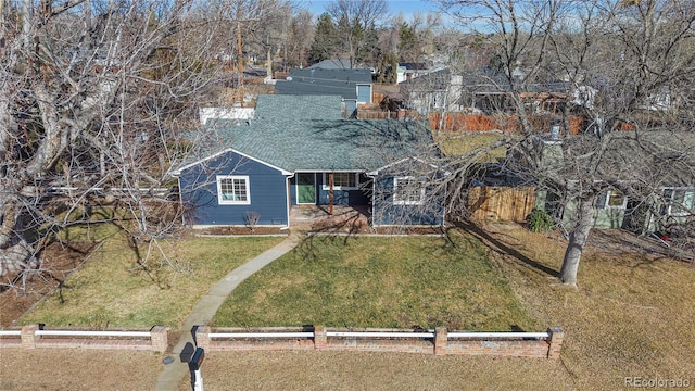 view of front facade featuring a front lawn