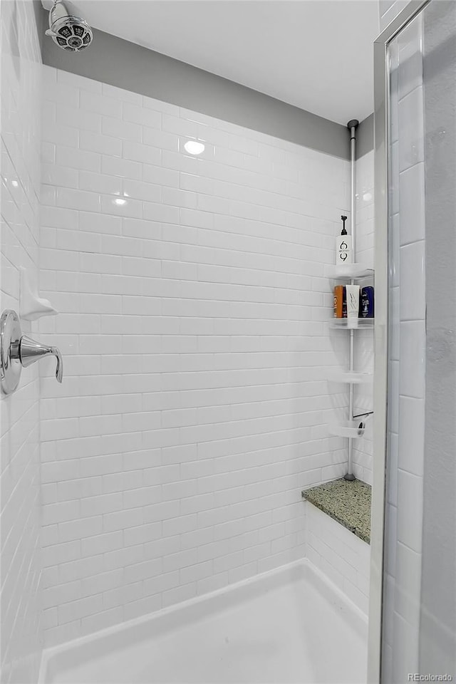 bathroom featuring tiled shower