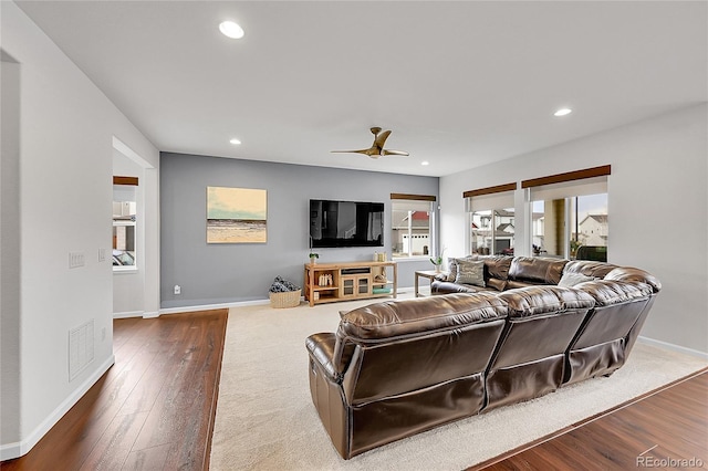 living room with baseboards, wood finished floors, visible vents, and recessed lighting