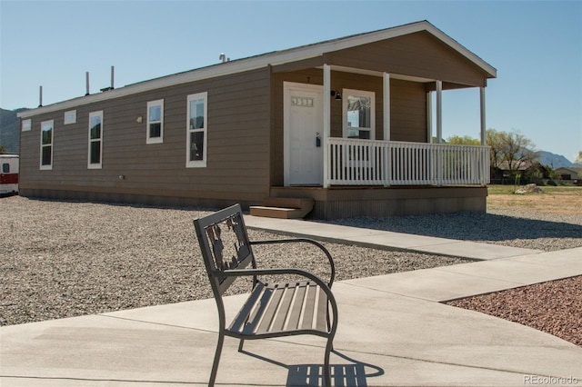 manufactured / mobile home featuring a porch