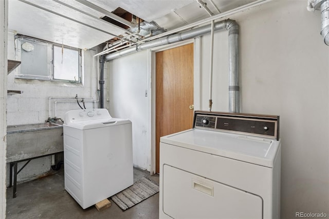 1585 S University Blvd, Denver, CO 80210 - laundry area featuring independent washer and dryer