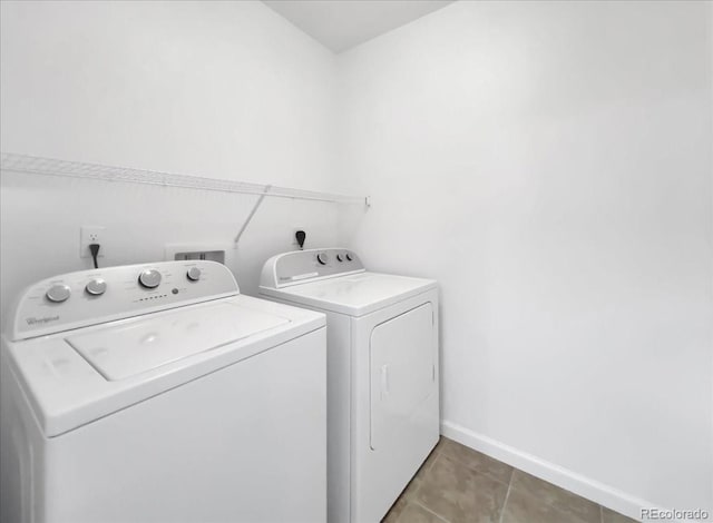 1062 Rockhurst Dr Unit 302, Highlands Ranch, CO 80129 - washroom featuring washer and clothes dryer, baseboards, and light tile patterned floors