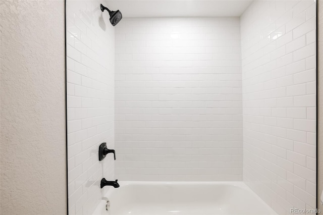 bathroom featuring tiled shower / bath combo