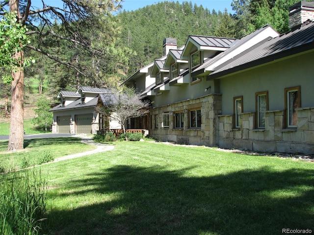 view of yard with a garage