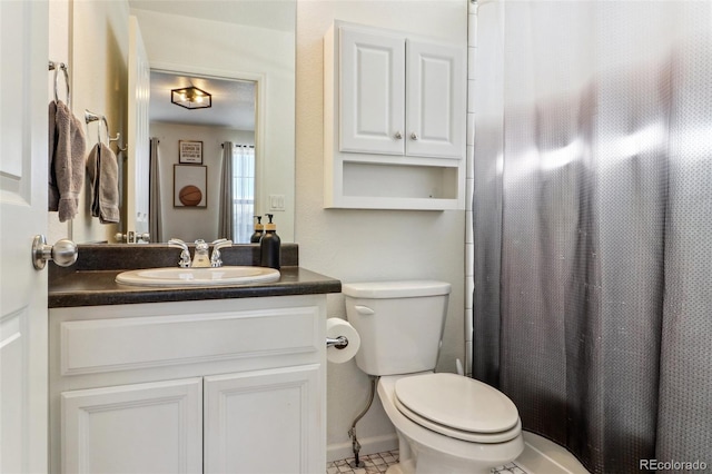 bathroom featuring a shower with shower curtain, vanity, and toilet