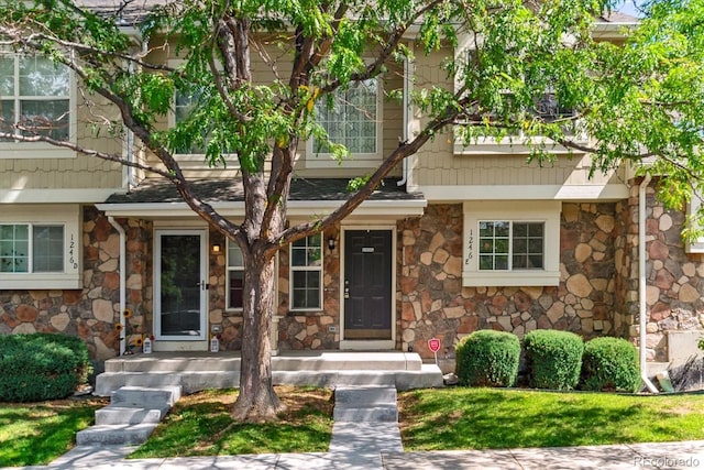 view of front of home featuring a front yard