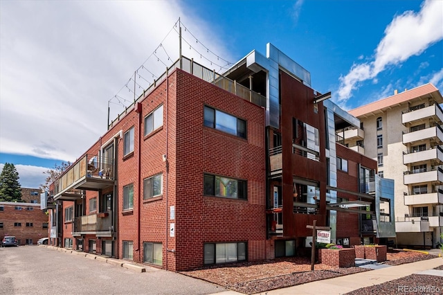 view of apartment building / complex
