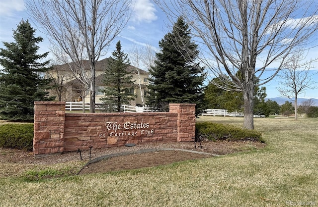 community sign featuring a yard and fence