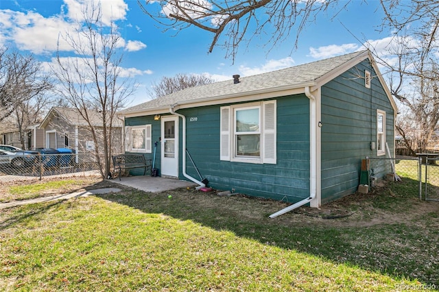 view of front of property with a front lawn