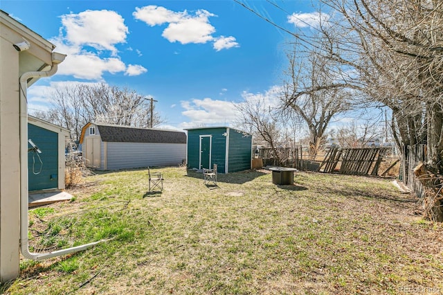 view of yard featuring a shed