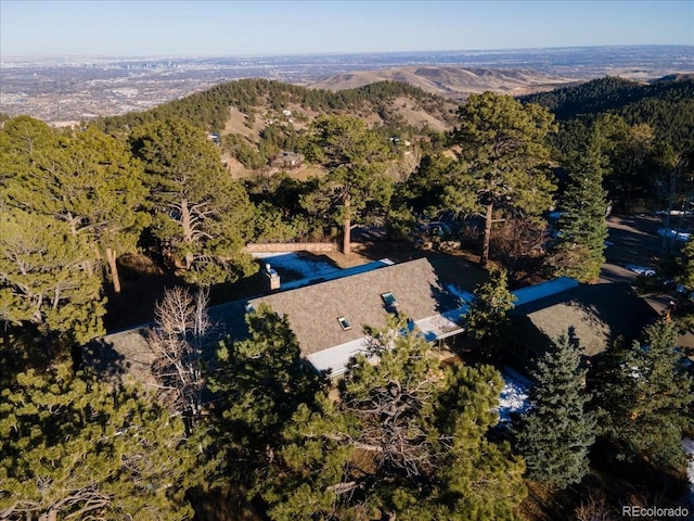 birds eye view of property featuring a forest view