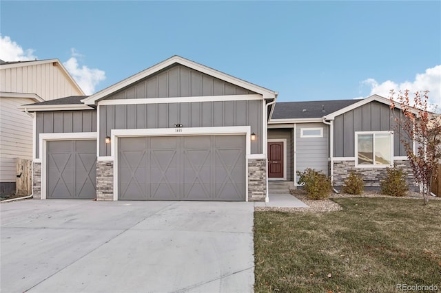 view of front of house featuring a garage and a front lawn