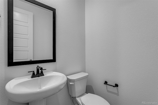 1415 Great Western Dr, Longmont, CO 80501 - bathroom featuring a sink, toilet, and a textured wall