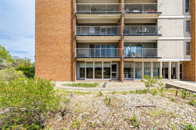 view of apartment building / complex