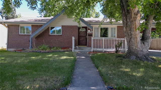 view of front of property featuring brick siding and a front lawn