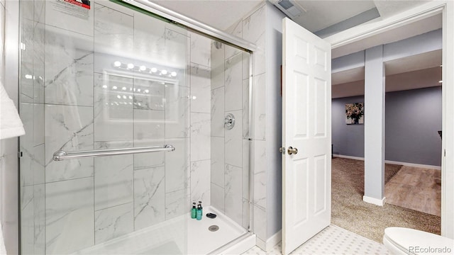 full bathroom featuring baseboards, visible vents, a shower stall, and toilet