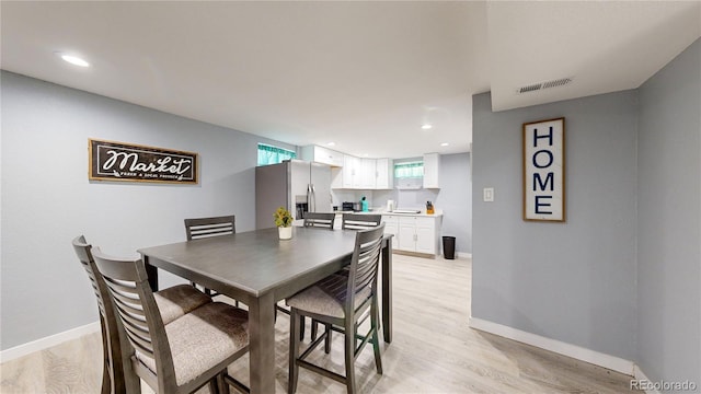 dining area featuring light wood-style floors, recessed lighting, visible vents, and baseboards