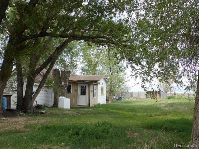 view of yard featuring a shed