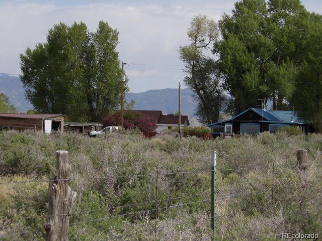 view of yard featuring a mountain view