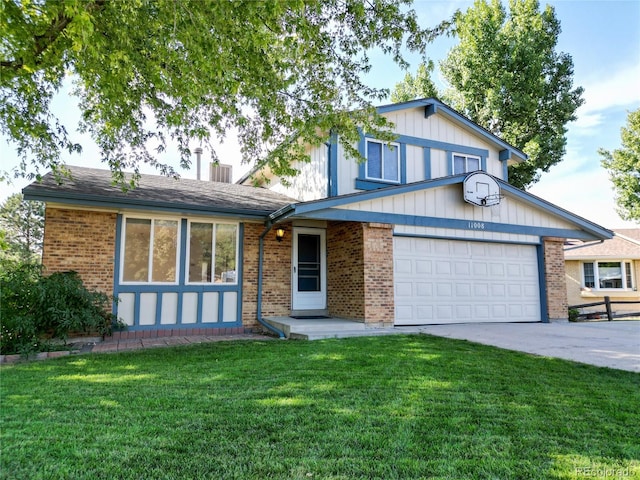 view of front facade featuring a front yard and a garage