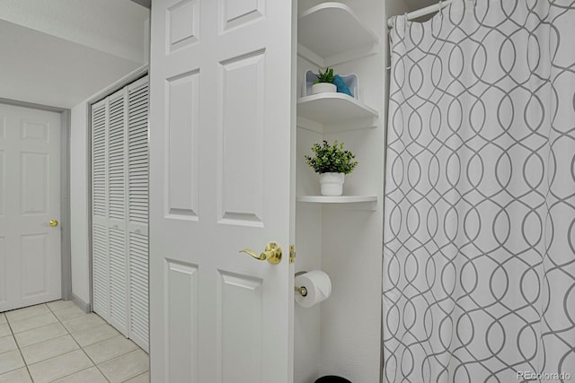 7882 S Valentia Way, Centennial, CO 80112 - full bath featuring tile patterned flooring, a shower with shower curtain, and a closet