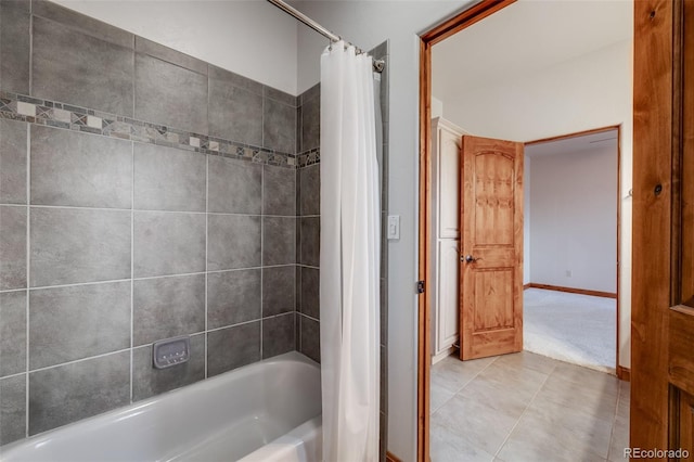 full bath with baseboards and shower / bath combo with shower curtain