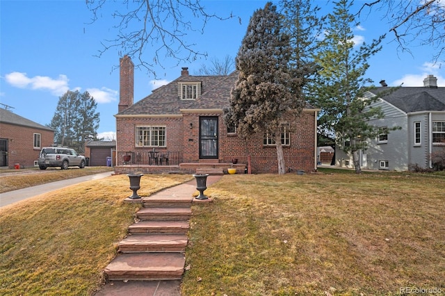 view of front of property featuring a front yard