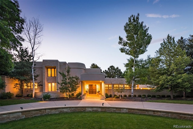 view of front of house featuring a lawn