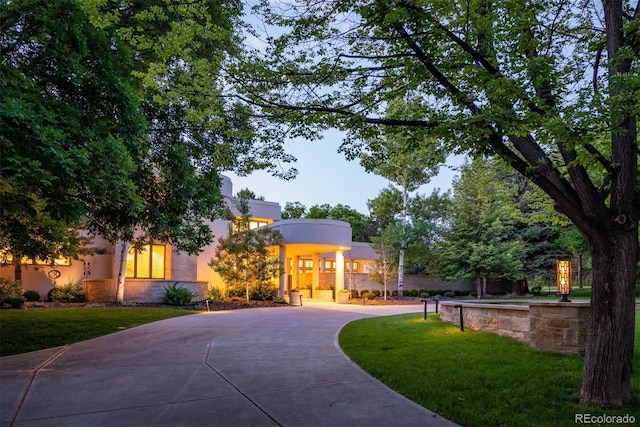 view of front of house featuring a front lawn