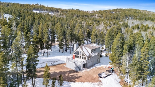 birds eye view of property featuring a wooded view