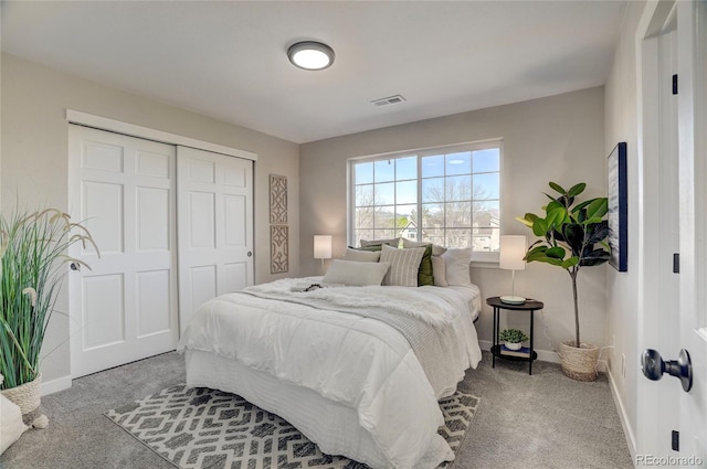 bedroom featuring baseboards, carpet, visible vents, and a closet