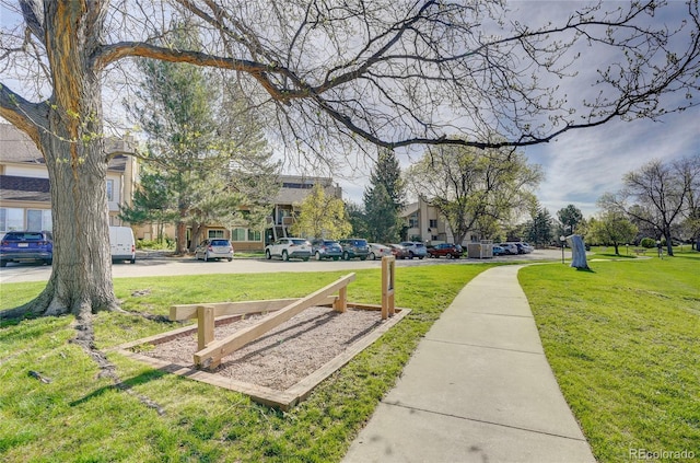 view of property's community featuring a yard