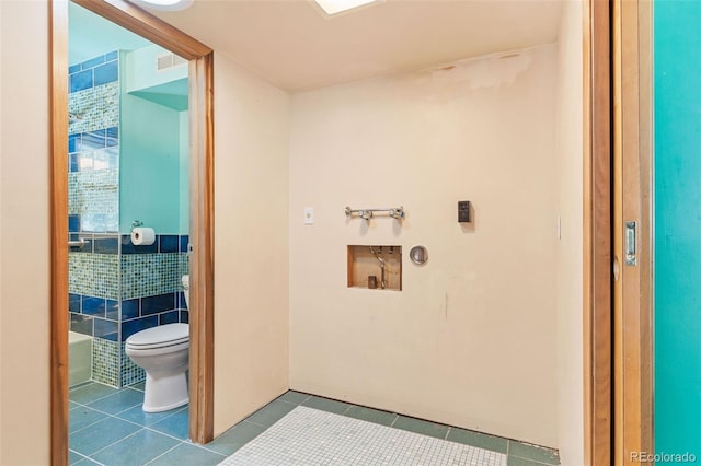 laundry area with hookup for a washing machine, tile patterned floors, and tile walls