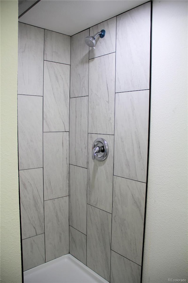 bathroom featuring tiled shower