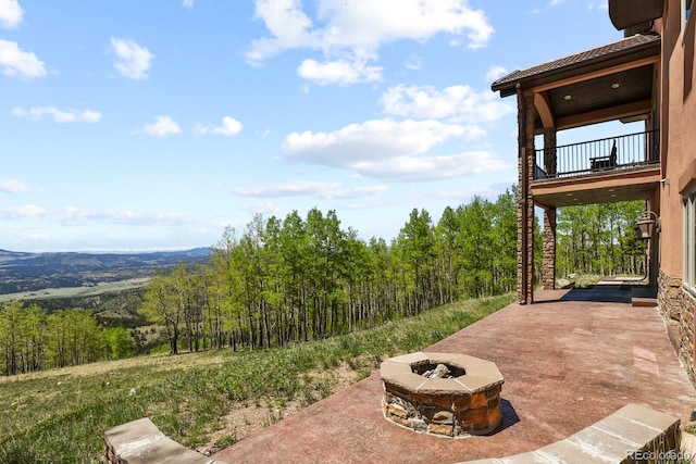 view of patio with an outdoor fire pit