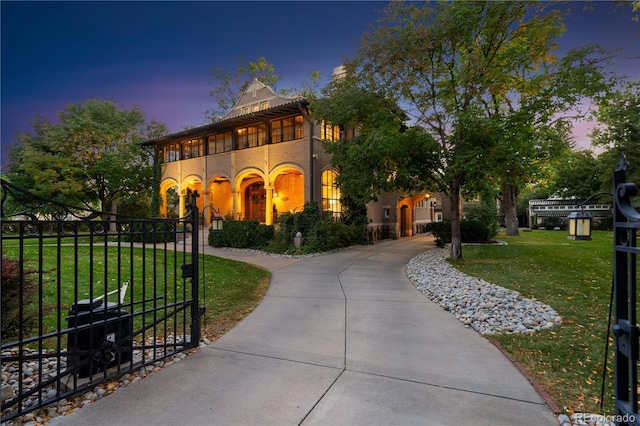 view of front of property featuring a yard