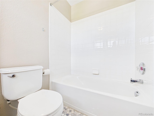 10497 Wagon Box Cir, Highlands Ranch, CO 80130 - bathroom featuring bathing tub / shower combination and a textured wall