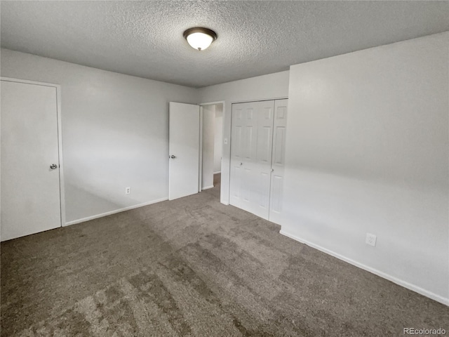 carpeted spare room featuring a textured ceiling