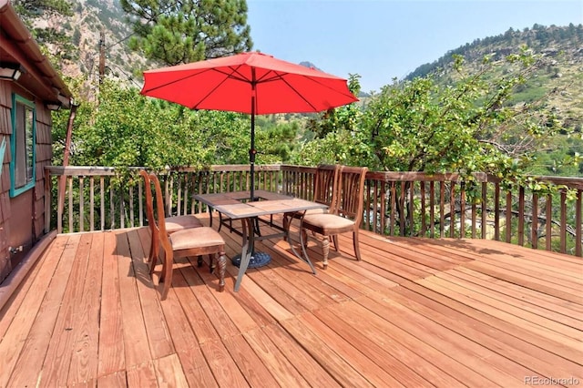 deck with outdoor dining space