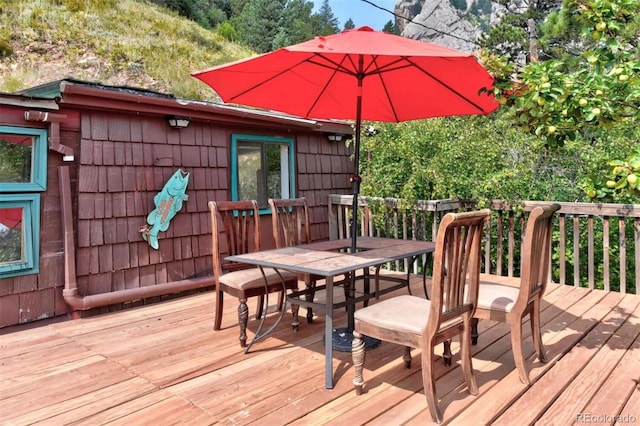 deck featuring outdoor dining space