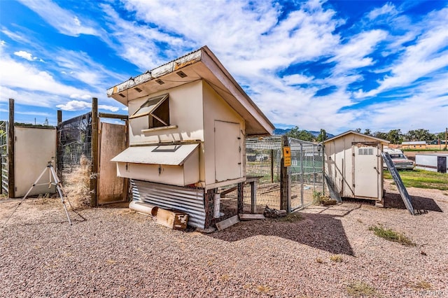 back of house featuring an outdoor structure