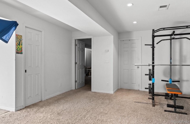 workout room with baseboards, visible vents, carpet flooring, and recessed lighting